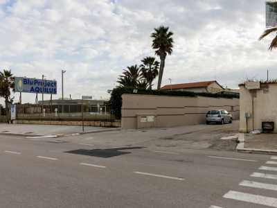 incrociamo sulla destra un�azienda di piscine che si trova ad angolo con strada Sant�Anna, una delle viuzze che vanno a morire sui binari